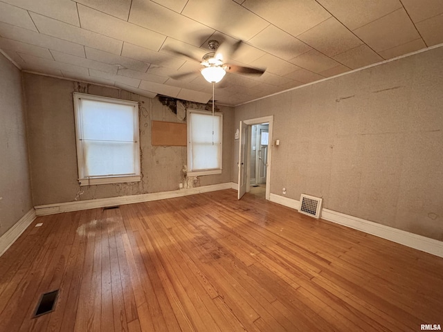 unfurnished room featuring light hardwood / wood-style flooring and ceiling fan