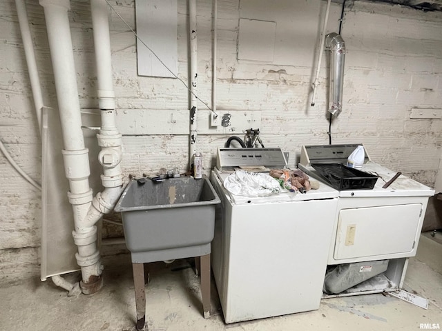 washroom featuring sink and independent washer and dryer