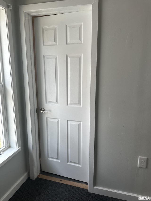 1822 N Sheridan Rd, Peoria, IL 61604 - detailed view of baseboards