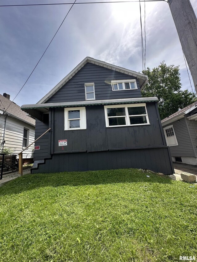 1822 N Sheridan Rd, Peoria, IL 61604 - view of side of property with a lawn
