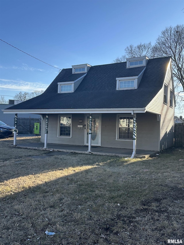 view of front of house featuring a front lawn