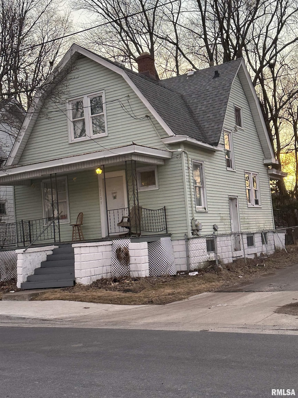 view of front of house featuring covered porch