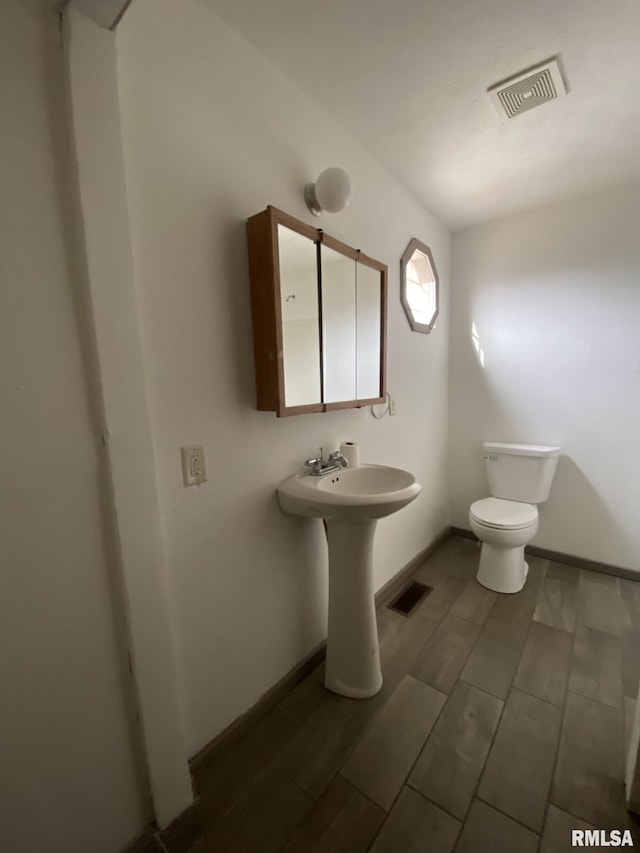 bathroom featuring toilet and sink