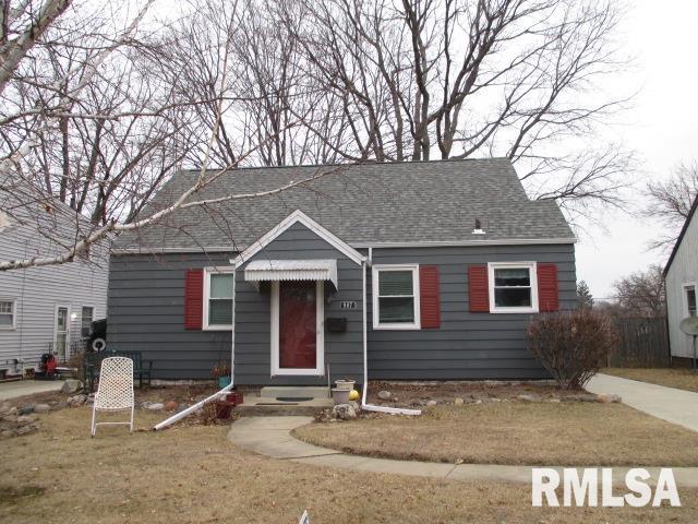 view of front of property featuring a front lawn