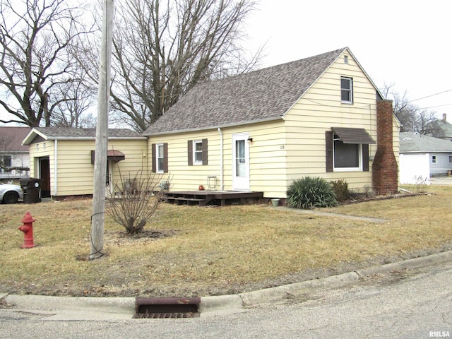 view of front of property with a front lawn