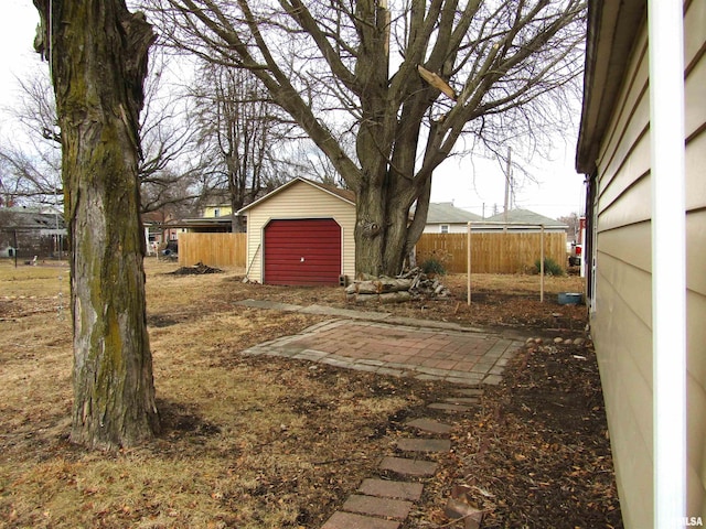 view of yard featuring a garage and an outdoor structure