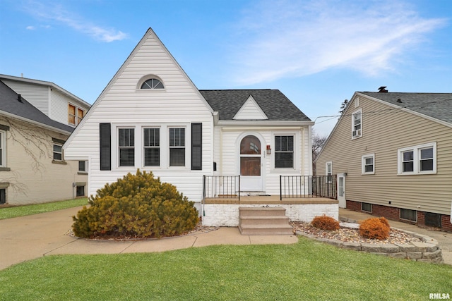 view of front facade with a front lawn