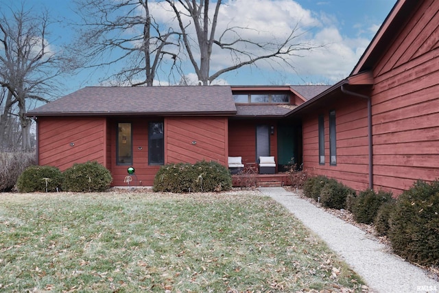 view of front of property featuring a front yard