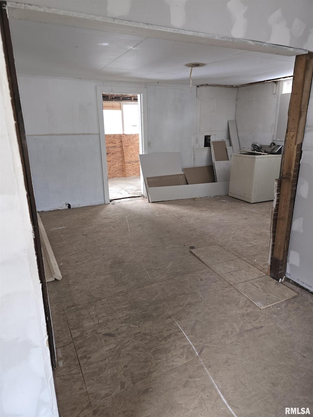 611 S Ligonier St, Peoria, IL 61605 - below grade area featuring washer / dryer
