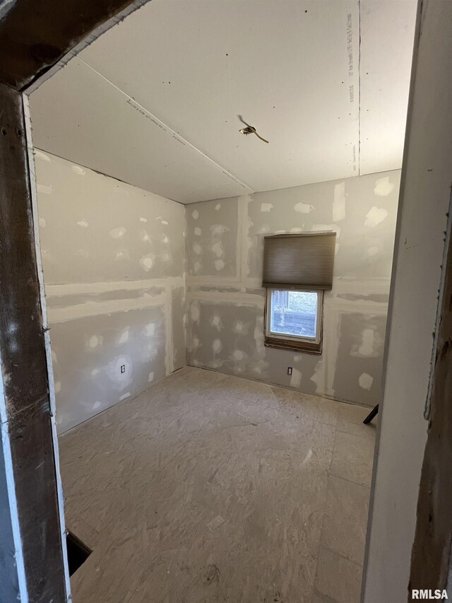 611 S Ligonier St, Peoria, IL 61605 - interior space