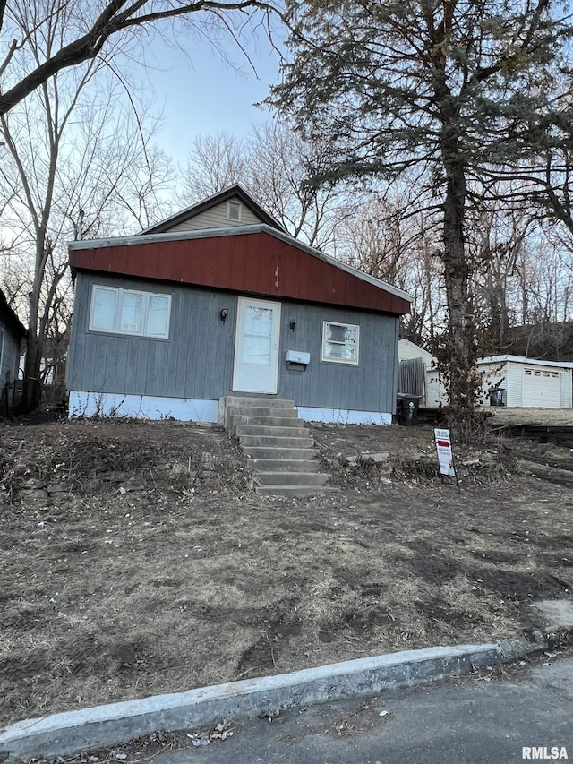 611 S Ligonier St, Peoria, IL 61605 - bungalow-style house featuring entry steps