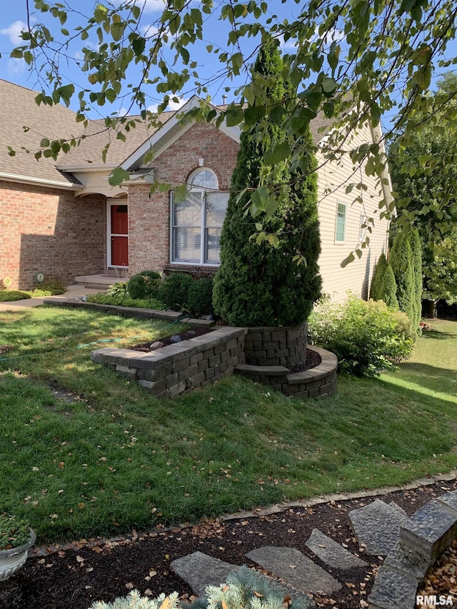 view of front facade featuring a front lawn