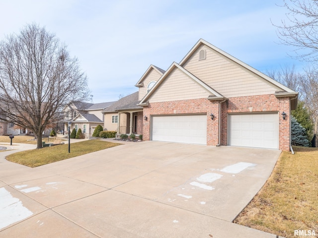 view of front facade featuring a garage and a front yard