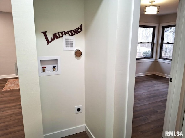 300 E 4th St, Saint David, IL 61563 - unfurnished room featuring dark wood finished floors, baseboards, and plenty of natural light