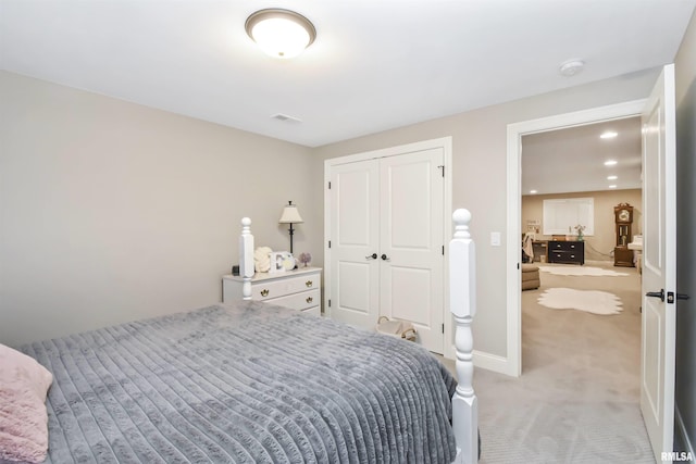 bedroom featuring light carpet, baseboards, visible vents, a closet, and recessed lighting