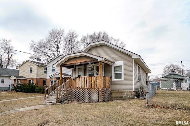 bungalow-style house featuring a front lawn and fence