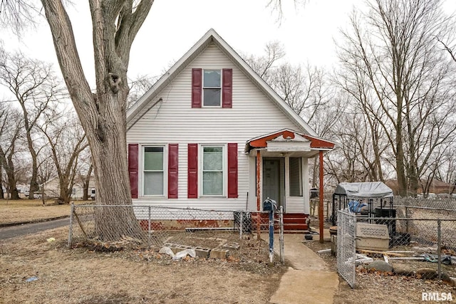 view of front of house featuring a fenced front yard