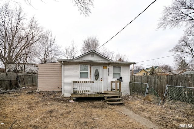 view of front facade featuring fence private yard