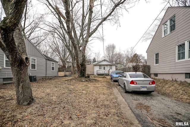 view of yard featuring cooling unit