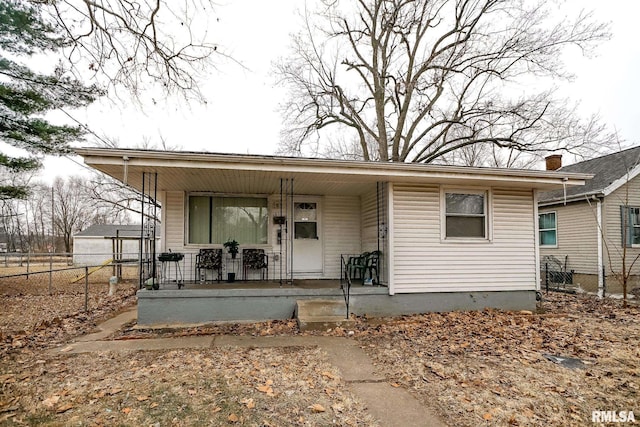 view of front of house with covered porch and fence