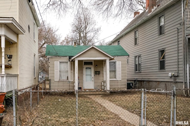 view of front facade featuring a fenced front yard