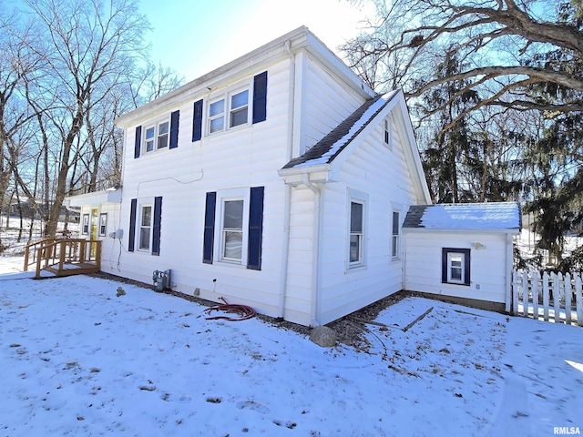 view of front facade with fence