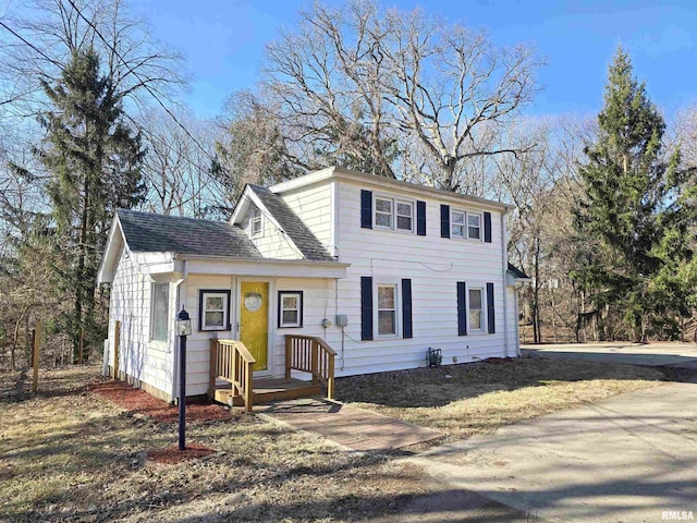 view of front of property featuring a shingled roof