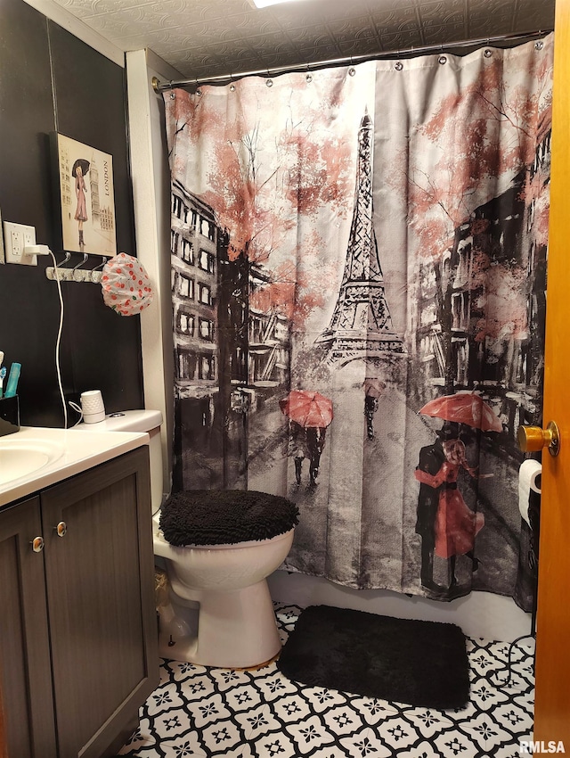 full bath with toilet, a shower with curtain, a textured ceiling, and vanity