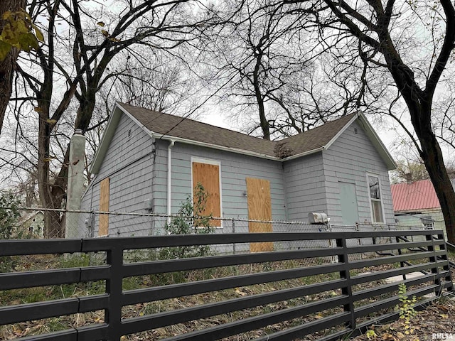 view of front of house featuring a fenced front yard