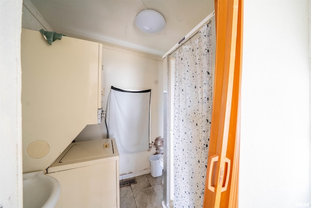 clothes washing area with washer / dryer and laundry area