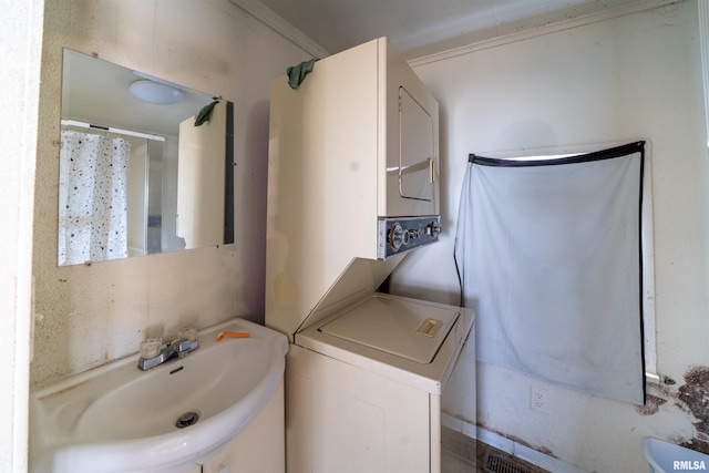 full bathroom with a shower with shower curtain, vanity, and visible vents