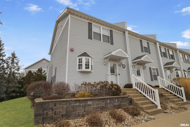 view of front of home with entry steps and a front yard