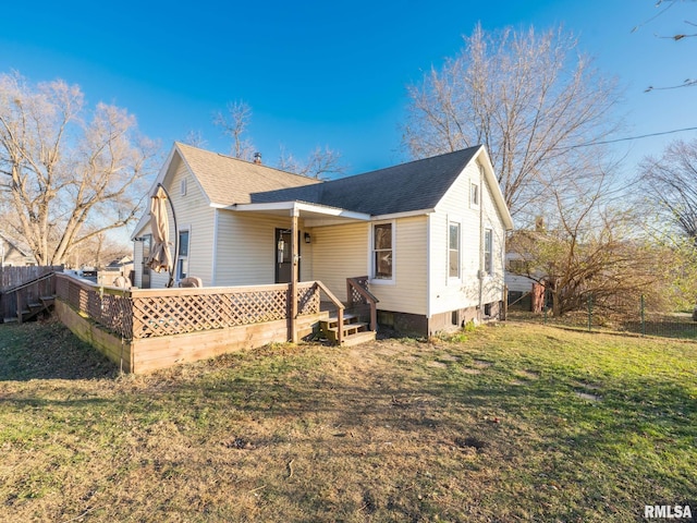 view of front of home featuring a front lawn and roof with shingles