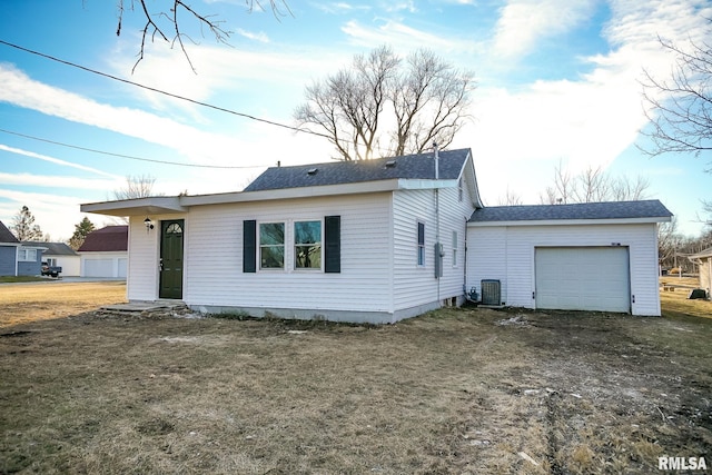 view of front of home featuring driveway, a front lawn, and central AC unit