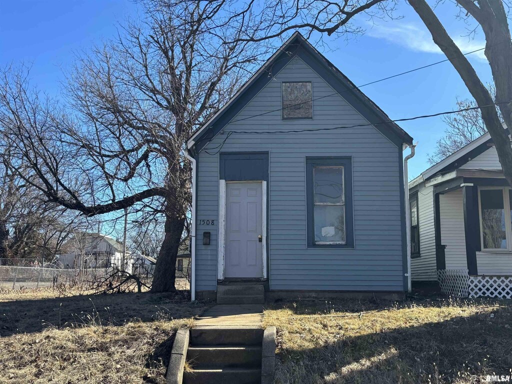 view of front of home with entry steps and fence