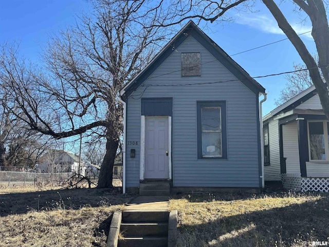 view of front of home with entry steps and fence