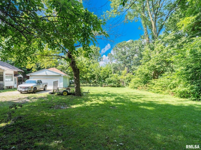 view of yard with an outbuilding