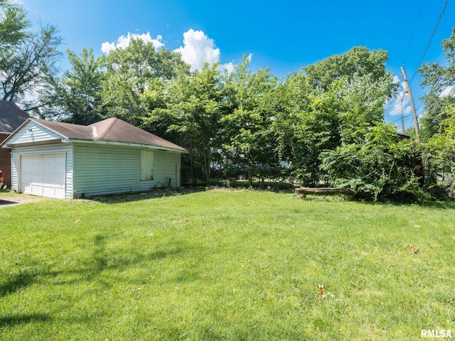 view of yard featuring a detached garage