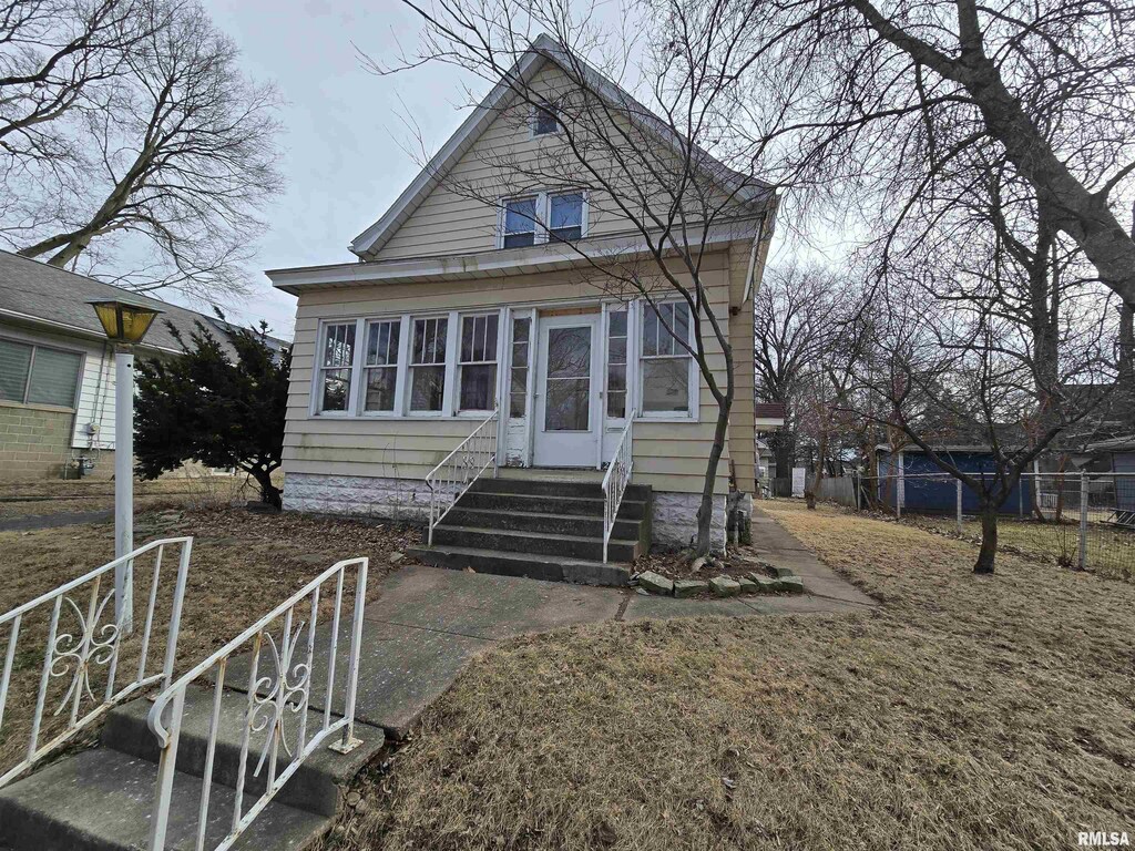 view of front of house with entry steps and fence