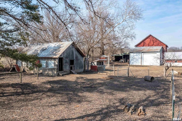 view of yard featuring an outbuilding