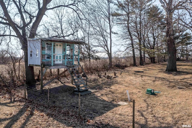 view of yard with an outbuilding