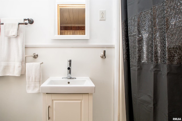 bathroom featuring a shower with curtain and vanity