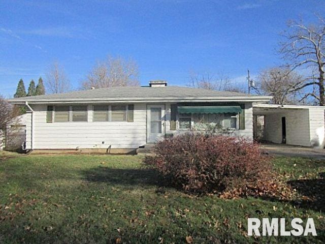 single story home featuring a front yard