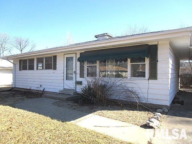 single story home with entry steps