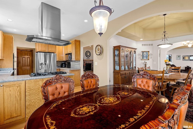 dining area featuring arched walkways, visible vents, and recessed lighting