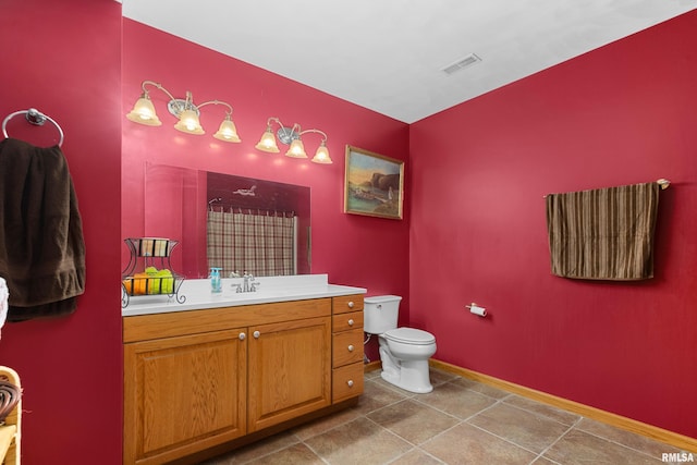 full bathroom featuring curtained shower, visible vents, toilet, vanity, and baseboards