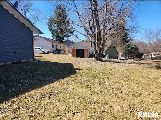 view of yard with a storage unit and an outdoor structure