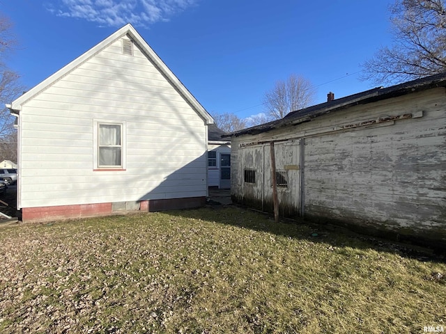 view of side of property with a lawn