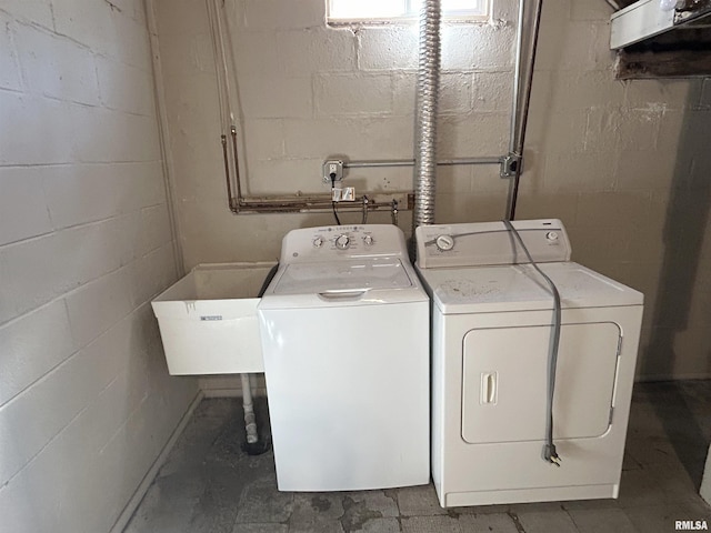 washroom featuring a sink and washing machine and clothes dryer