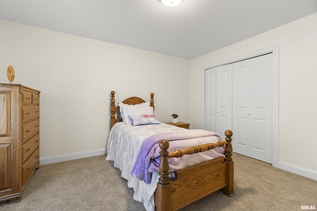 kitchen featuring a breakfast bar, beverage cooler, light carpet, and baseboards